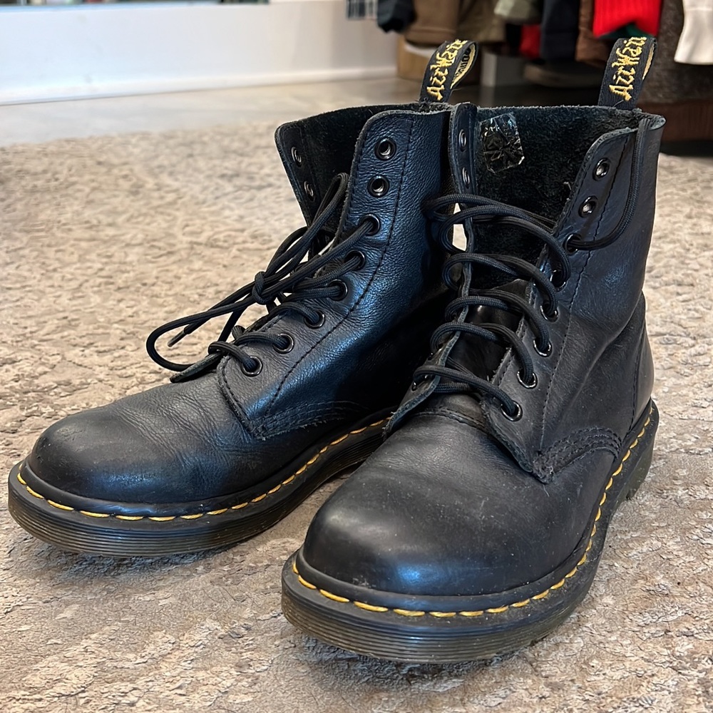 DR MARTENS SIZE 7
